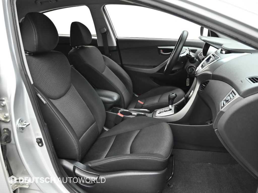 HYUNDAI Avante - Vista 10