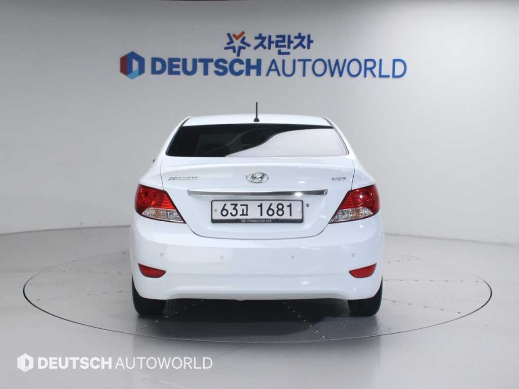 HYUNDAI Accent - Vista 4