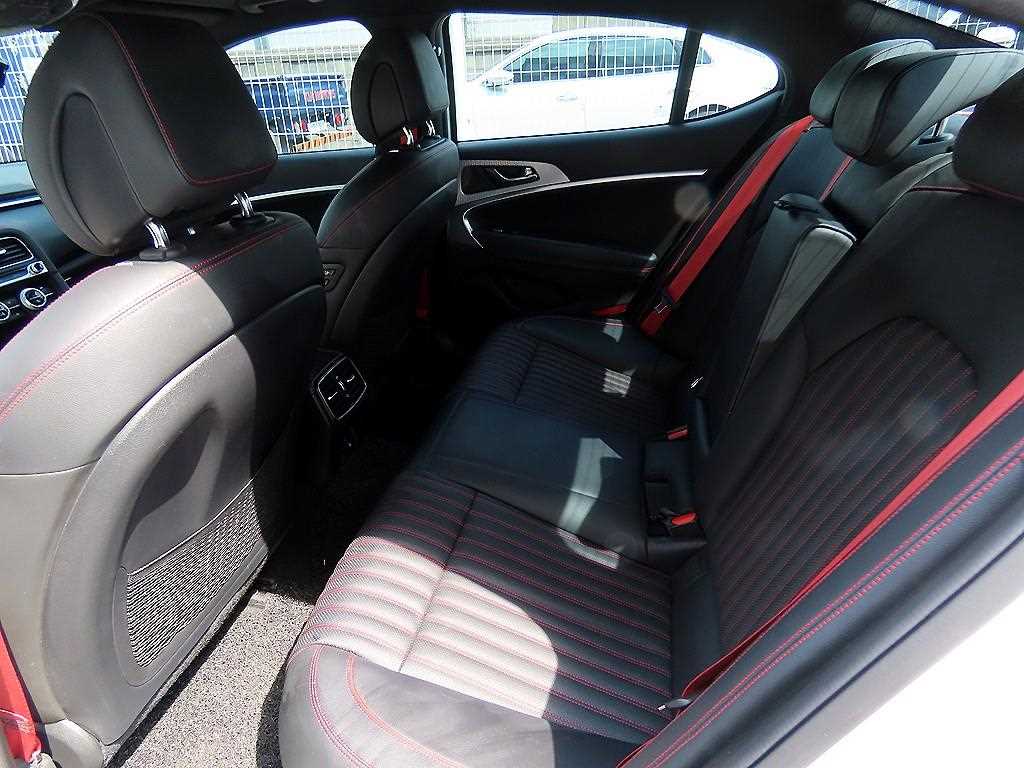 Genesis G70 - Vista 6