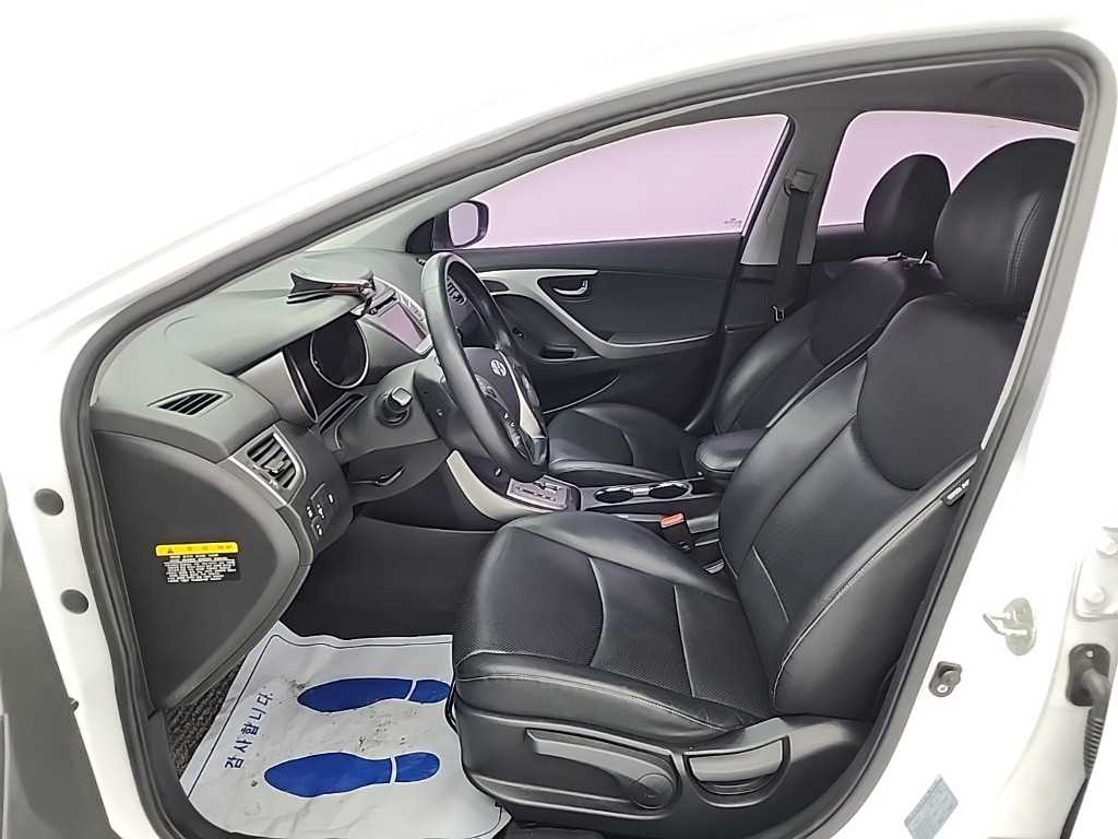 HYUNDAI Avante - Vista 11