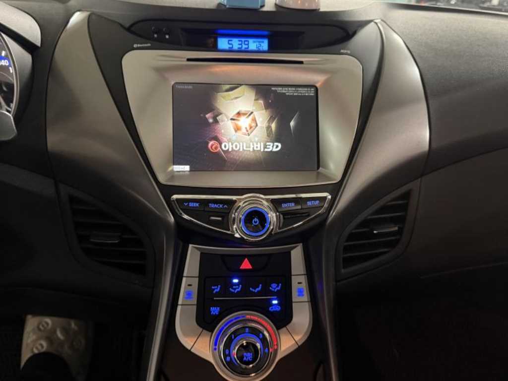 HYUNDAI Avante - Vista 10