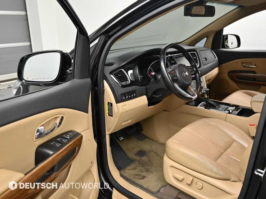 KIA Carnival - Vista 11