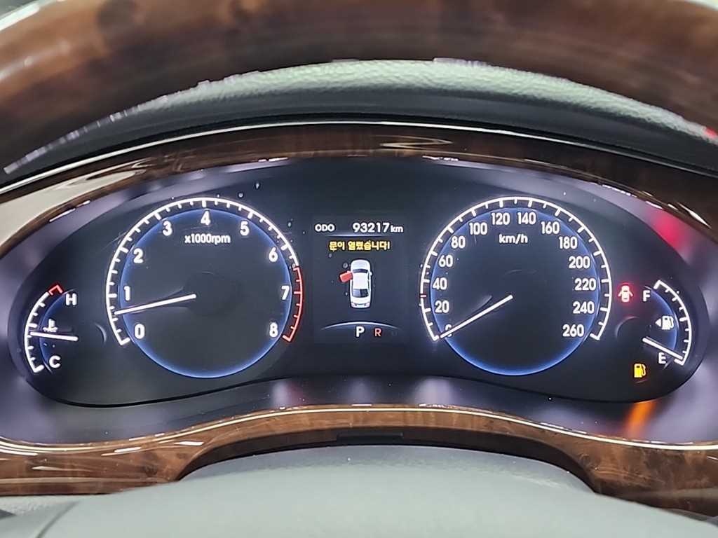 HYUNDAI Genesis - Vista 6