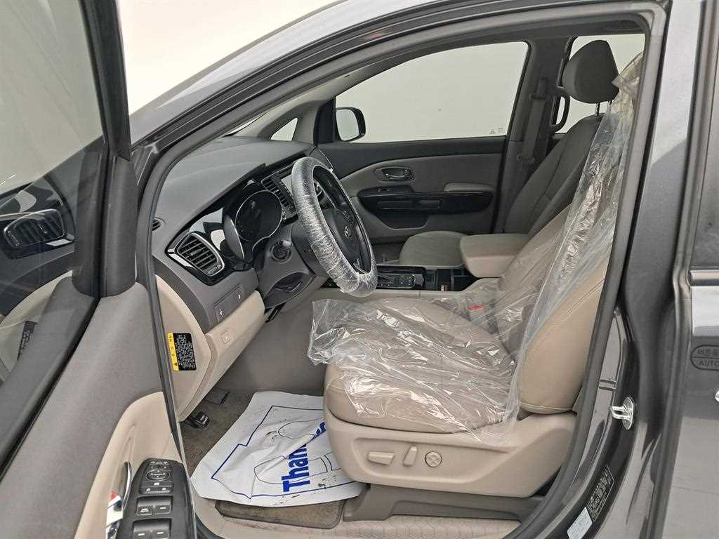 KIA Carnival - Vista 11