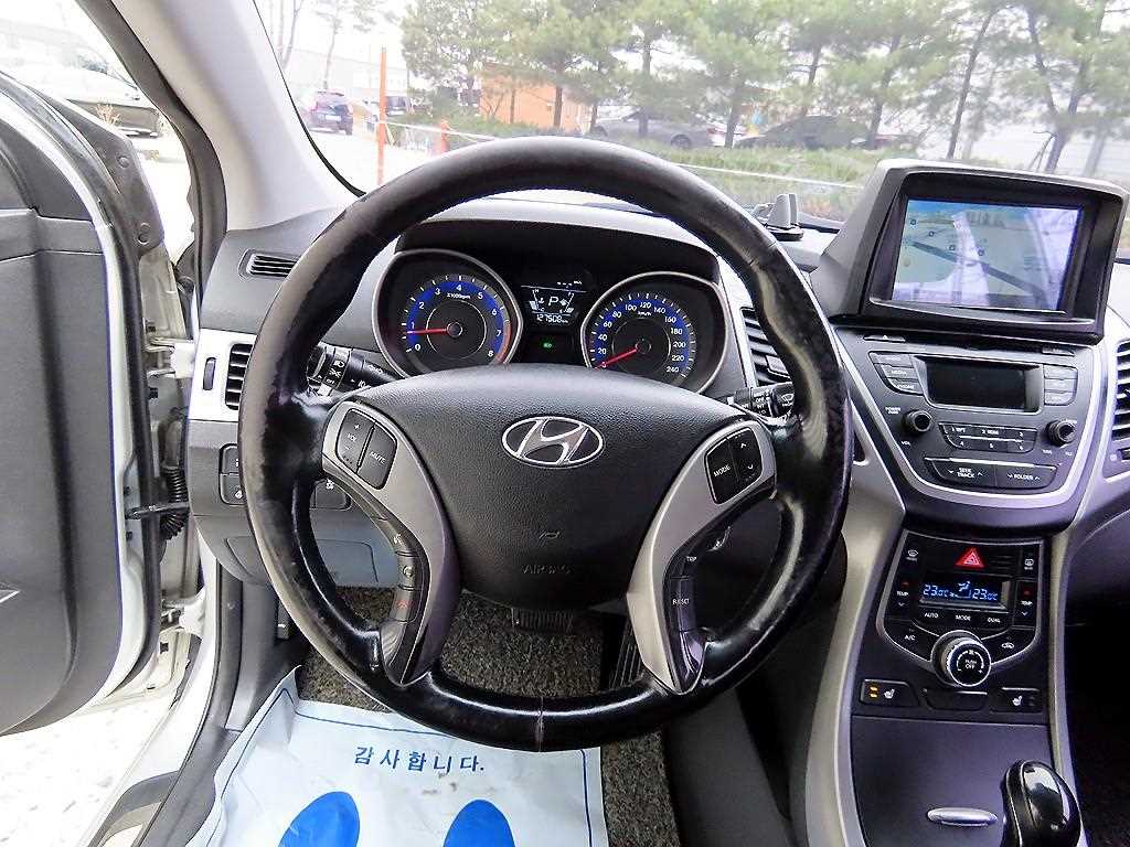 HYUNDAI Avante - Vista 8