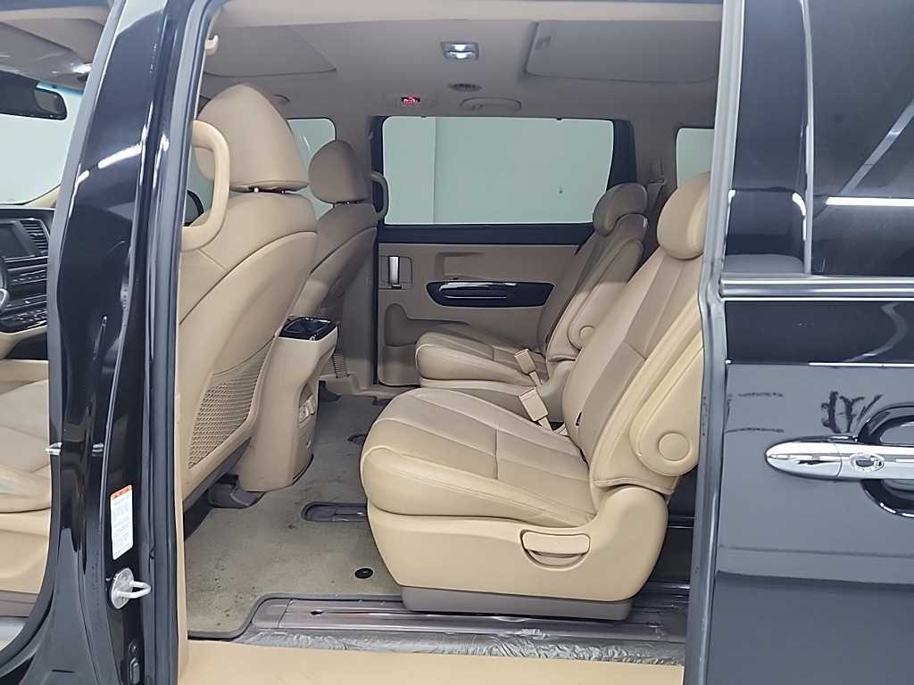 KIA Carnival - Vista 12