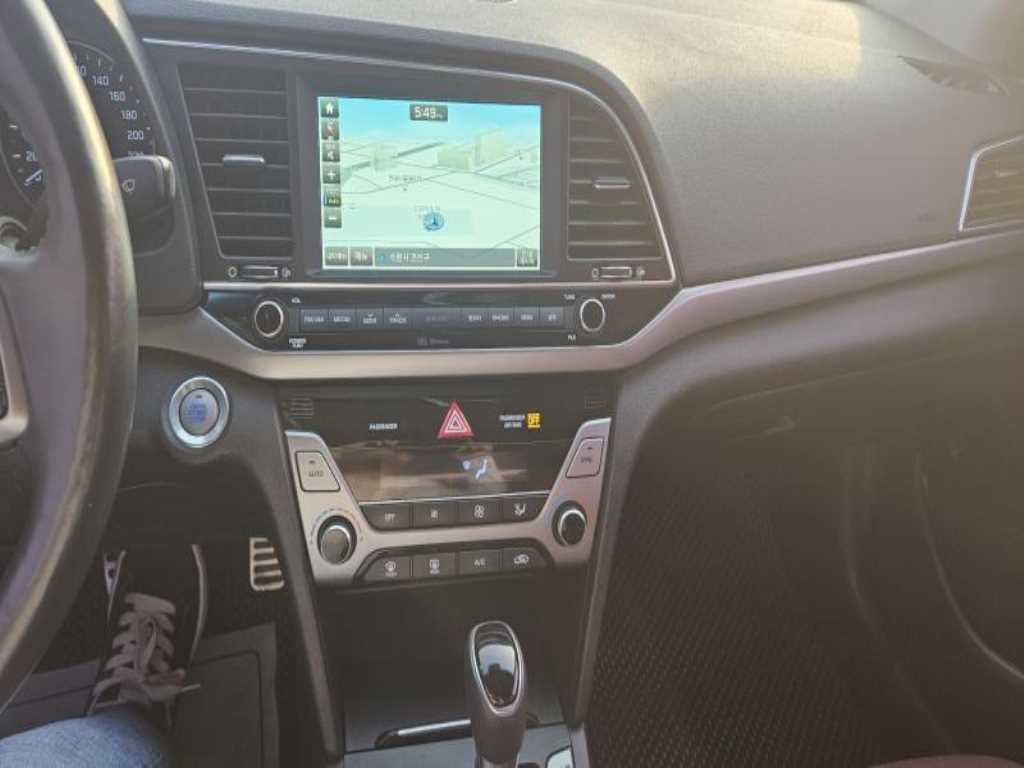 HYUNDAI Avante - Vista 10