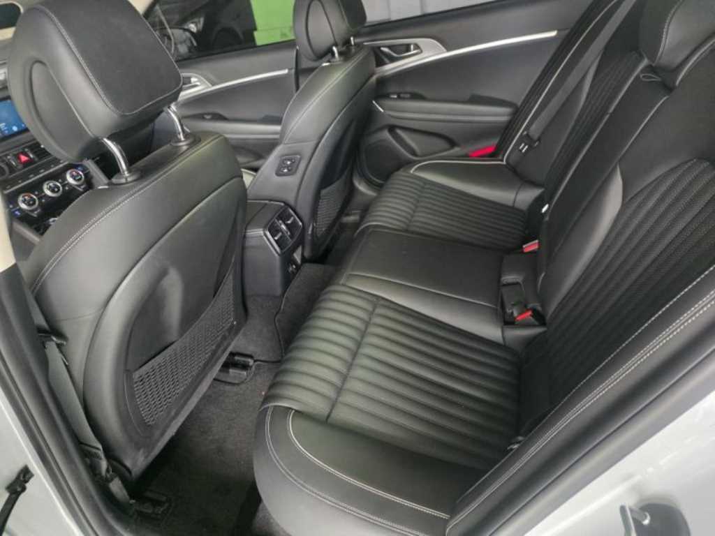 Genesis G70 - Vista 8