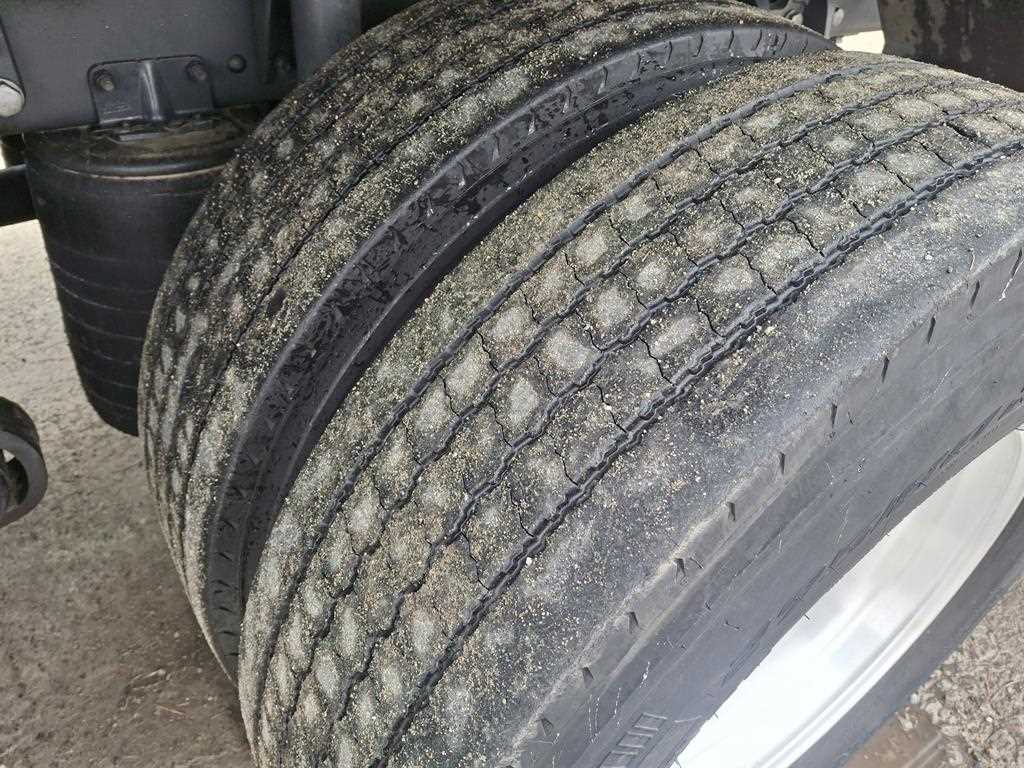 medium and large cargo truck - Vista 11