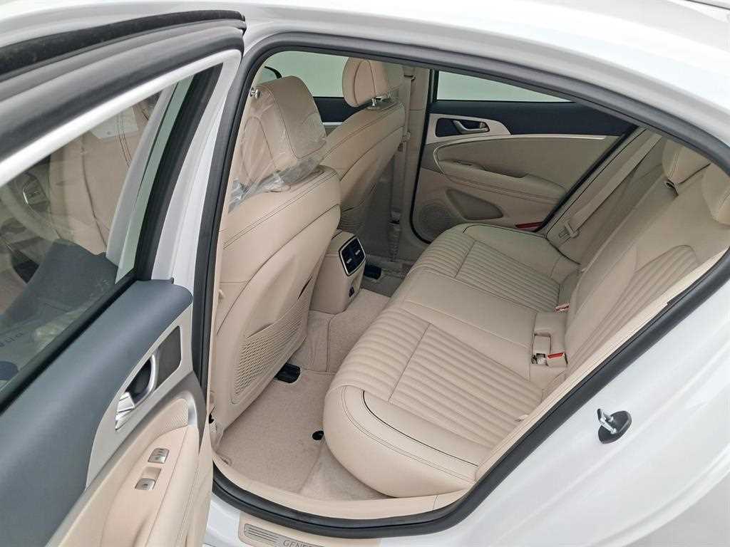 Genesis G70 - Vista 12