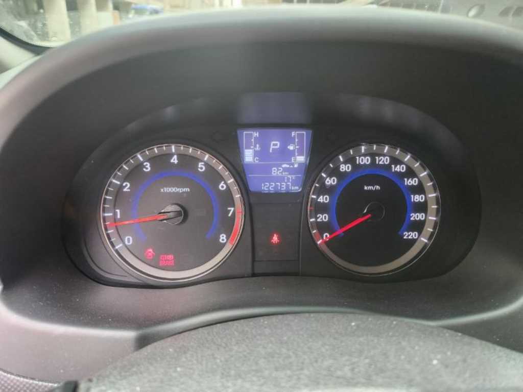 HYUNDAI Accent - Vista 3