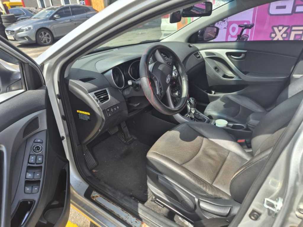 HYUNDAI Avante - Vista 5