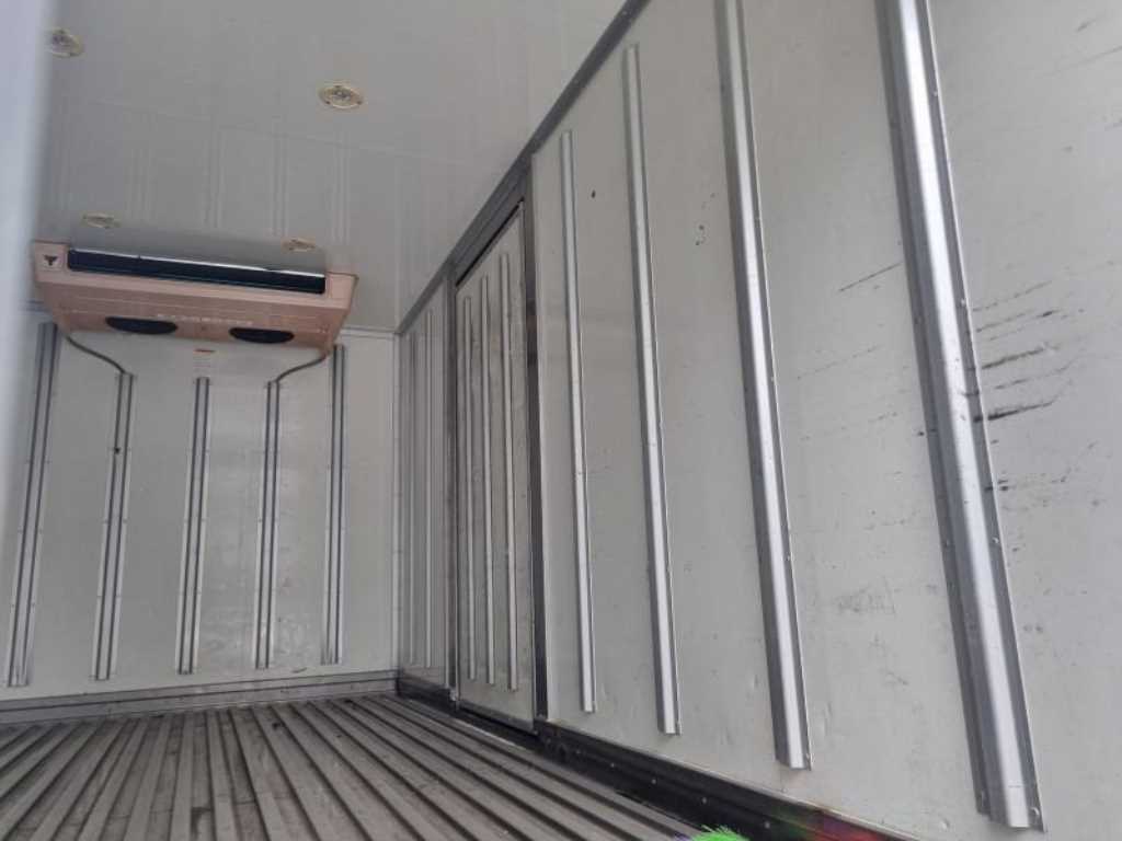 medium and large cargo truck - Vista 9