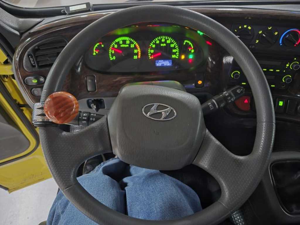 medium and large bus Hyundai bus - Vista 7