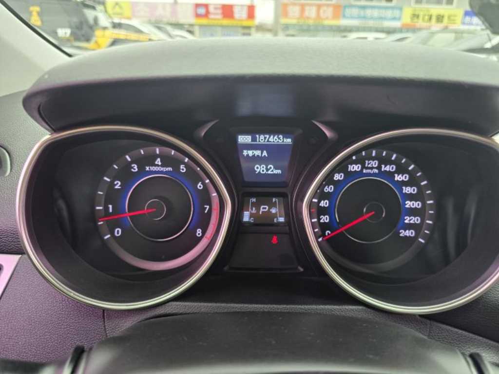 HYUNDAI Avante - Vista 8