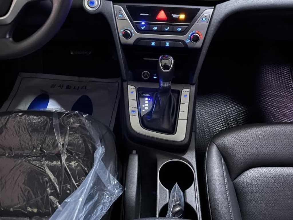 HYUNDAI Avante - Vista 9