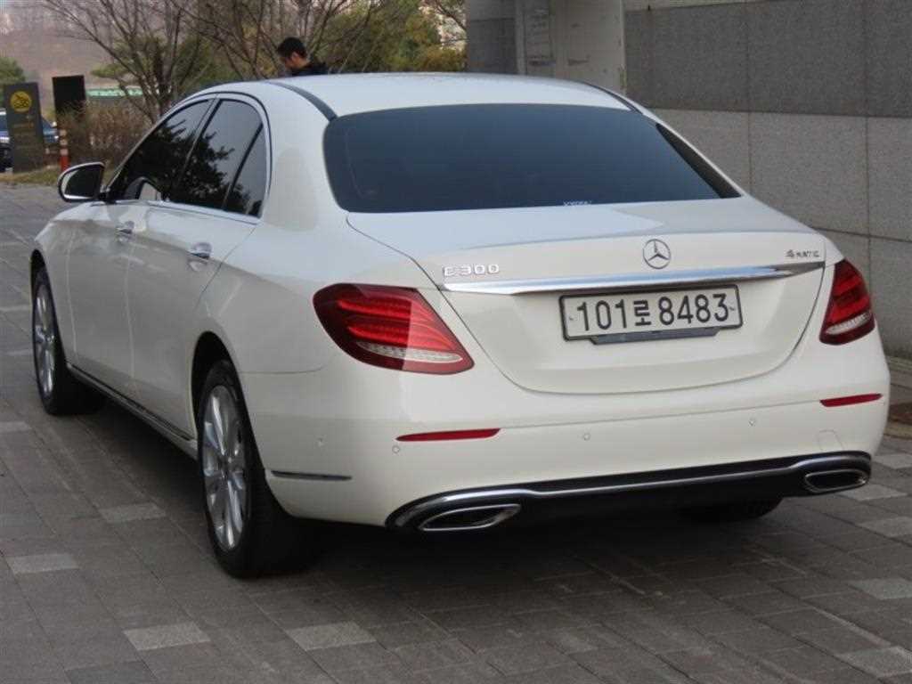 Mercedes Benz E class - Vista 4