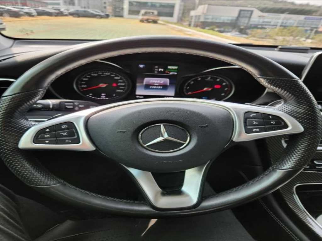 Mercedes Benz GLC Class - Vista 5