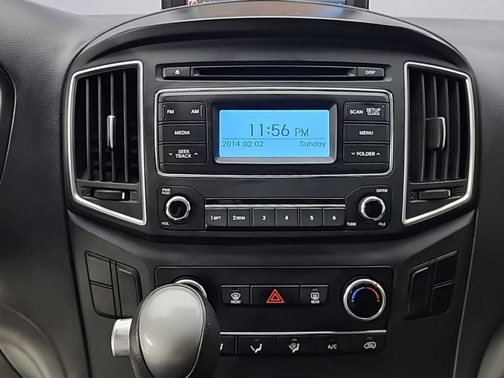 HYUNDAI Starex - Vista 10