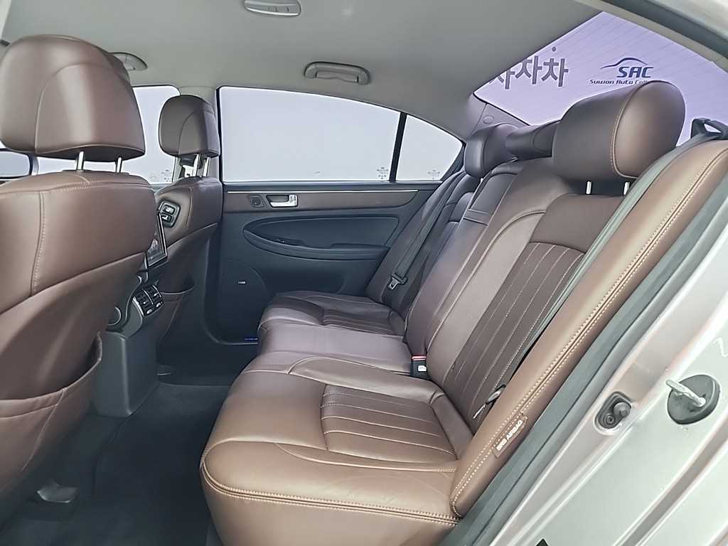 HYUNDAI Genesis - Vista 12