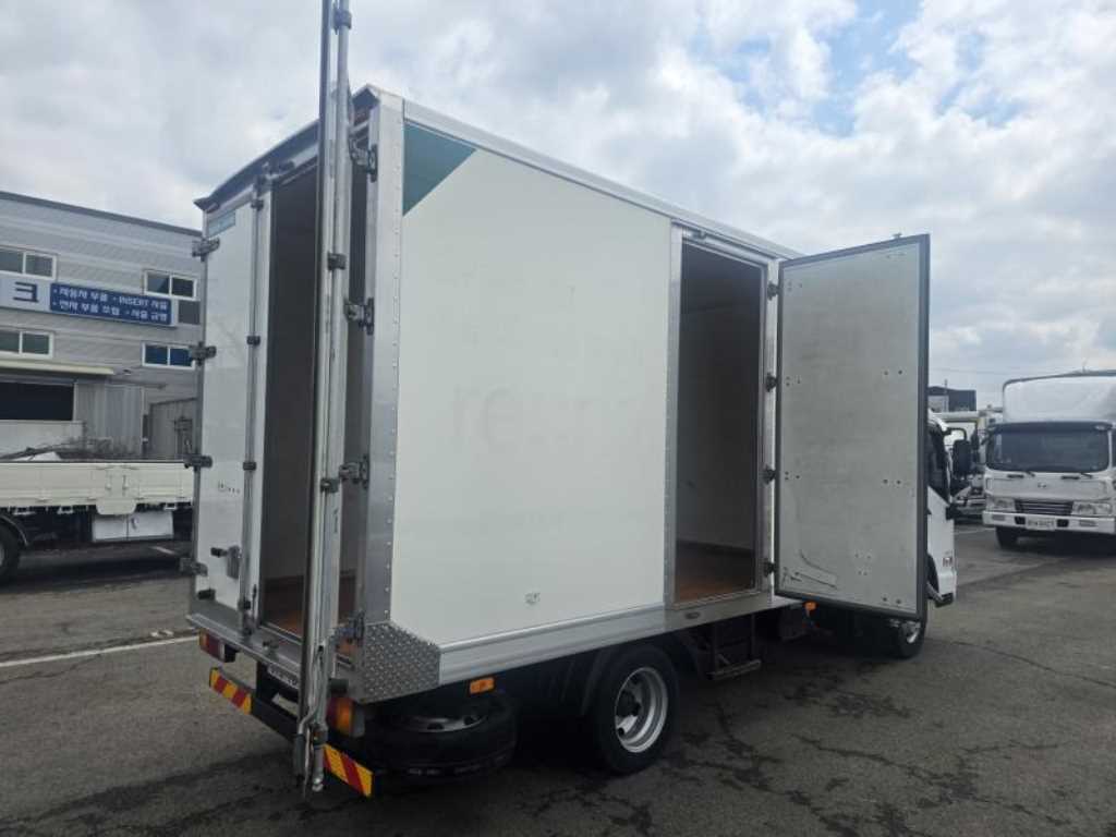 medium and large cargo truck - Vista 9