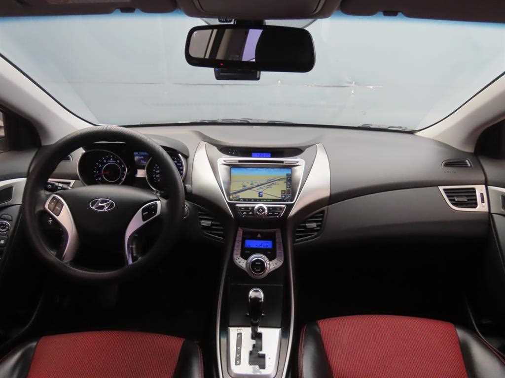 HYUNDAI Avante - Vista 8