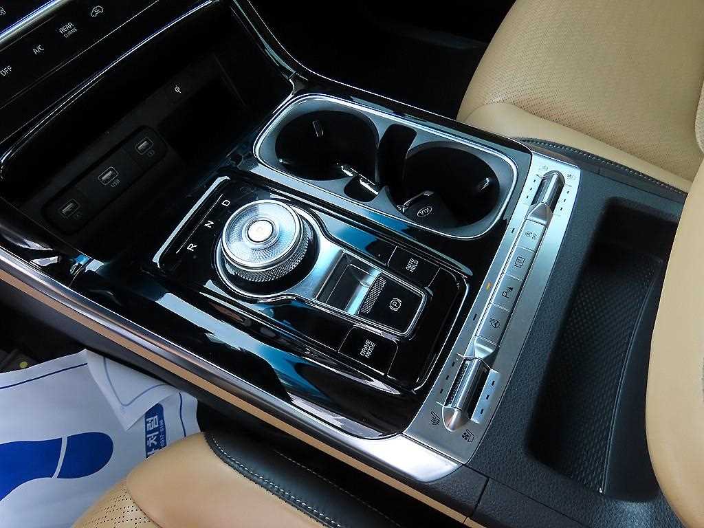 KIA Carnival - Vista 11