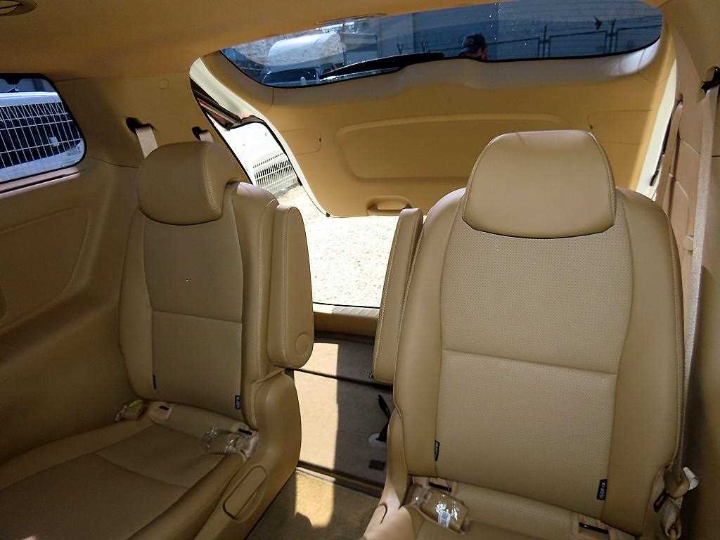 KIA Carnival - Vista 7
