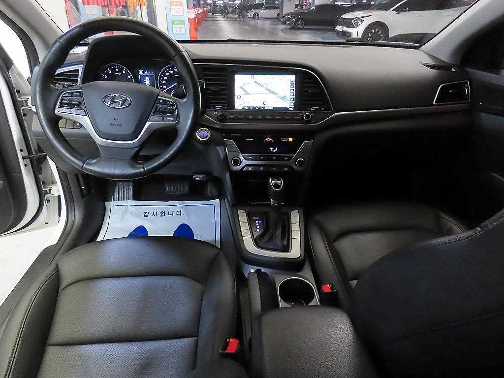 HYUNDAI Avante - Vista 10