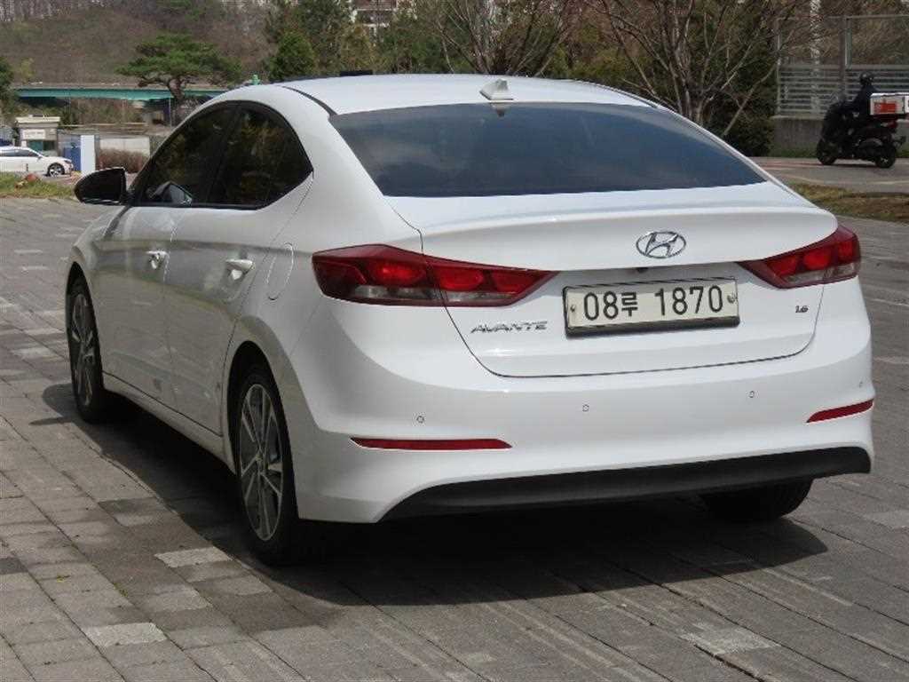 HYUNDAI Avante - Vista 4