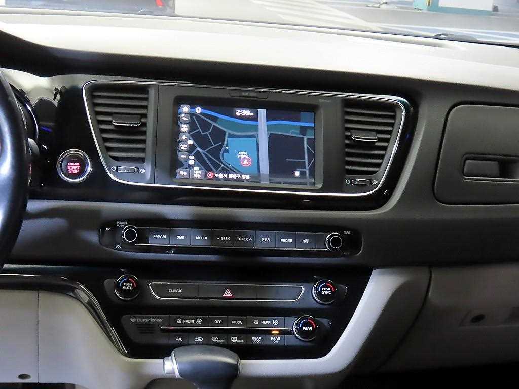 KIA Carnival - Vista 11
