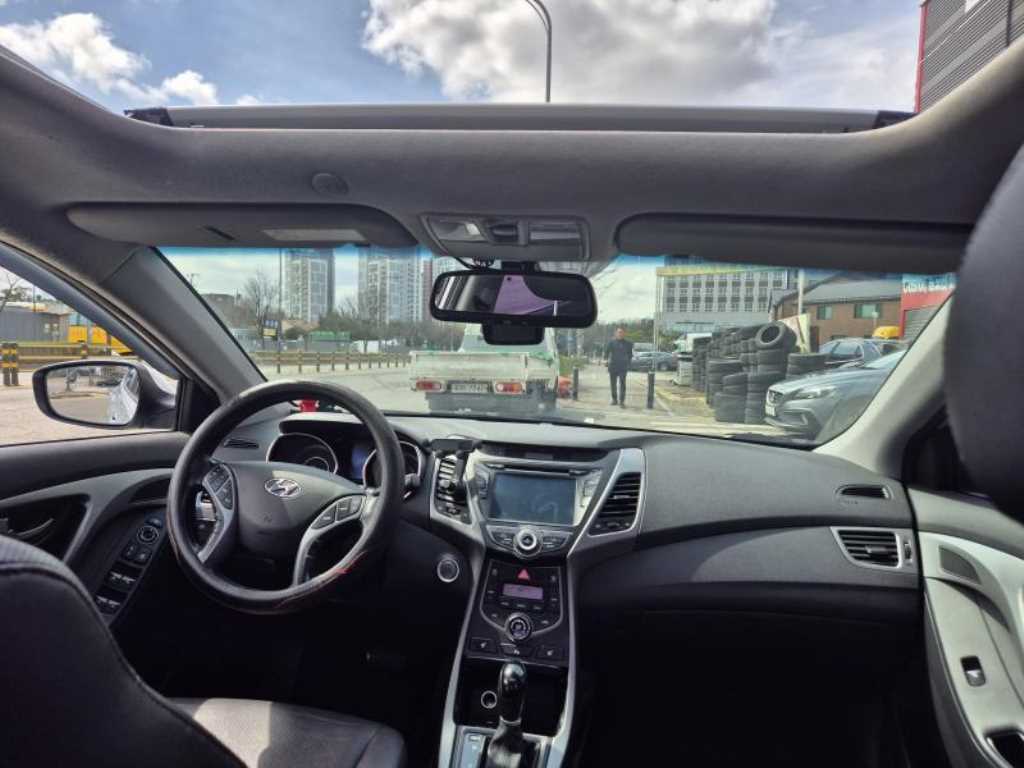 HYUNDAI Avante - Vista 12