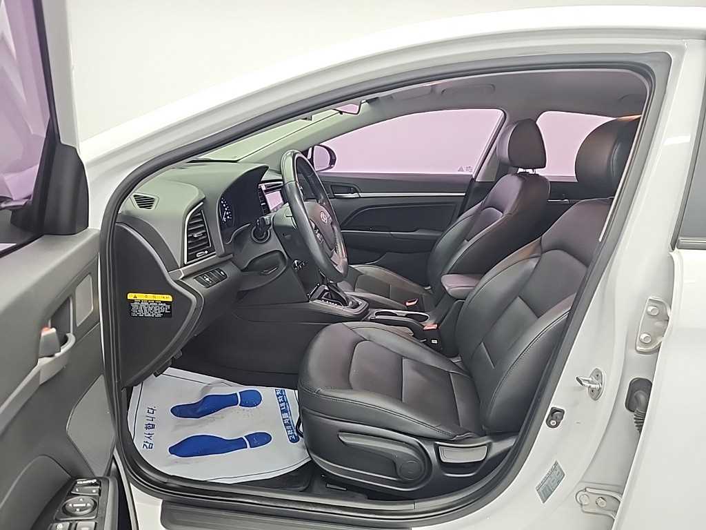 HYUNDAI Avante - Vista 11