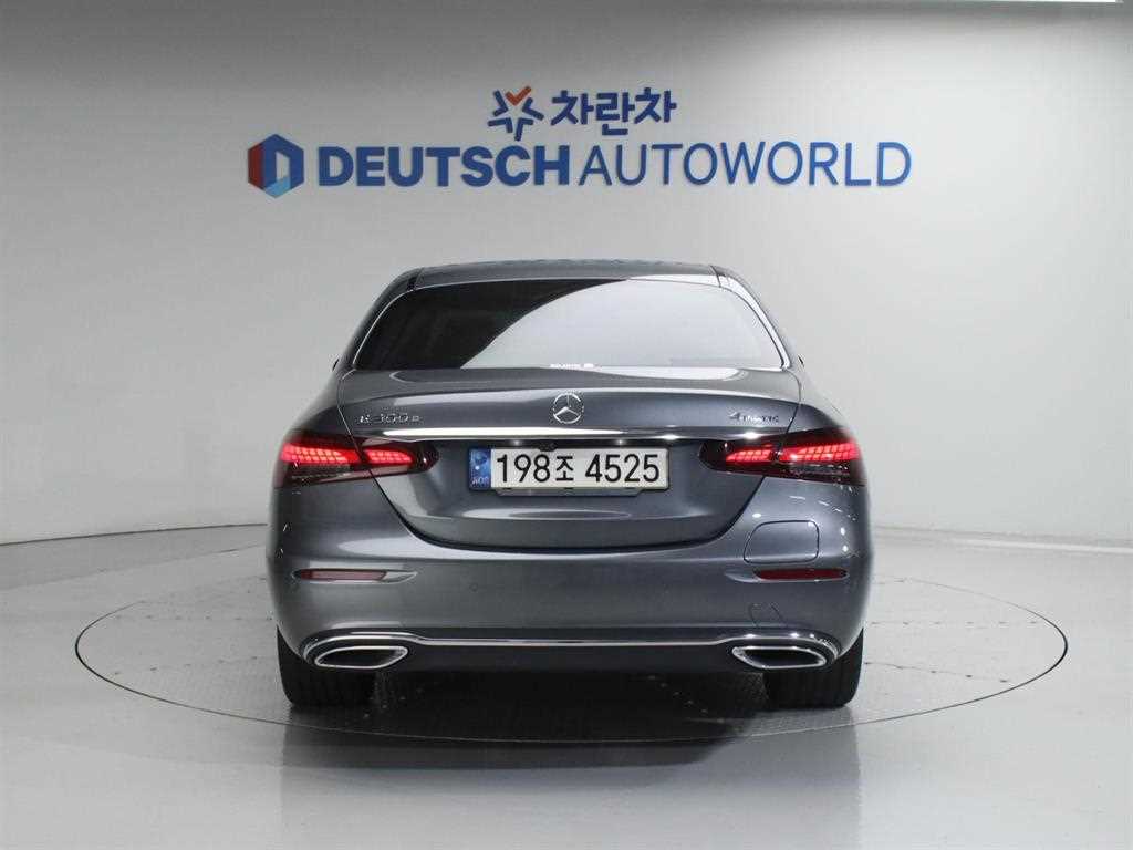 Mercedes Benz E class - Vista 4