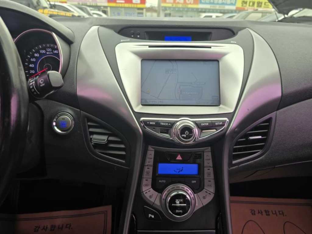 HYUNDAI Avante - Vista 9