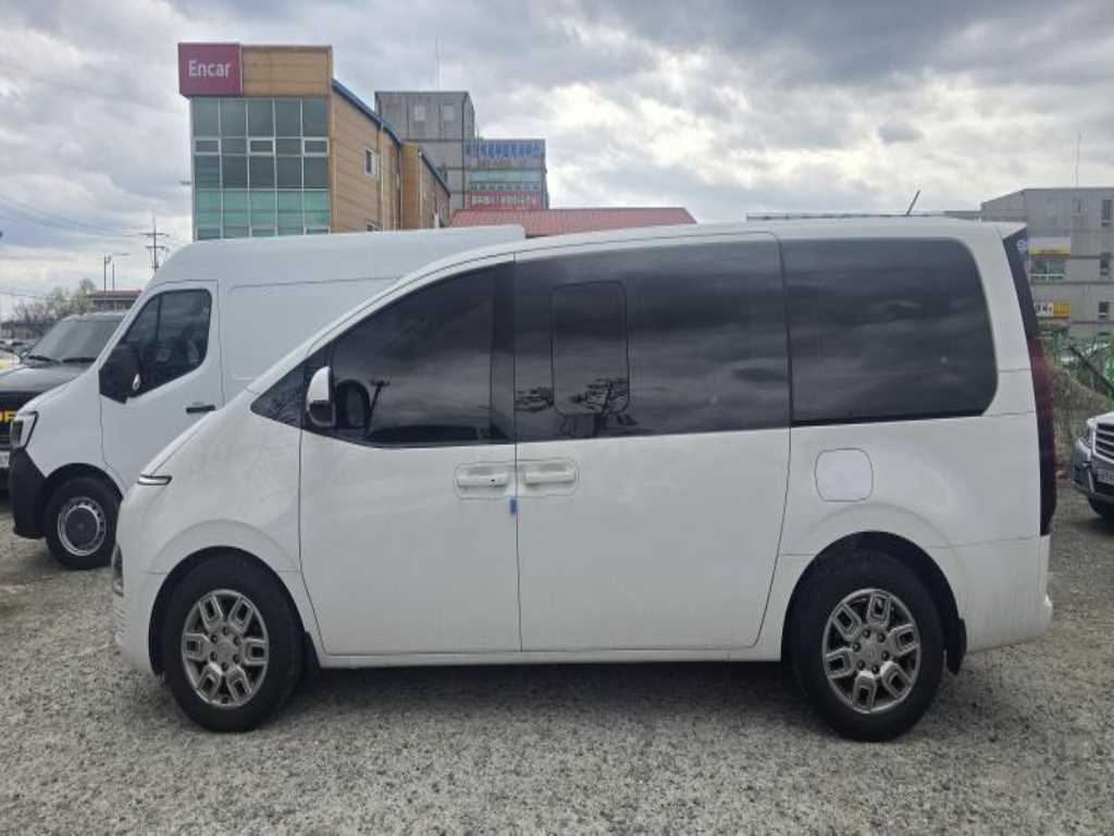 HYUNDAI Staria - Vista 3