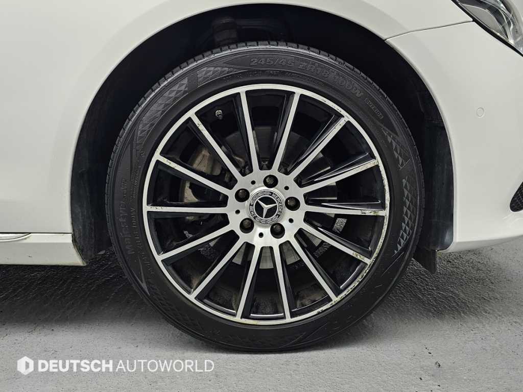 Mercedes Benz E class - Vista 5