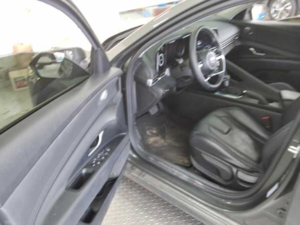 HYUNDAI Avante - Vista 10