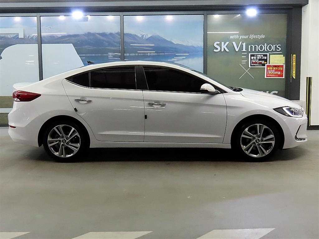 HYUNDAI Avante - Vista 3