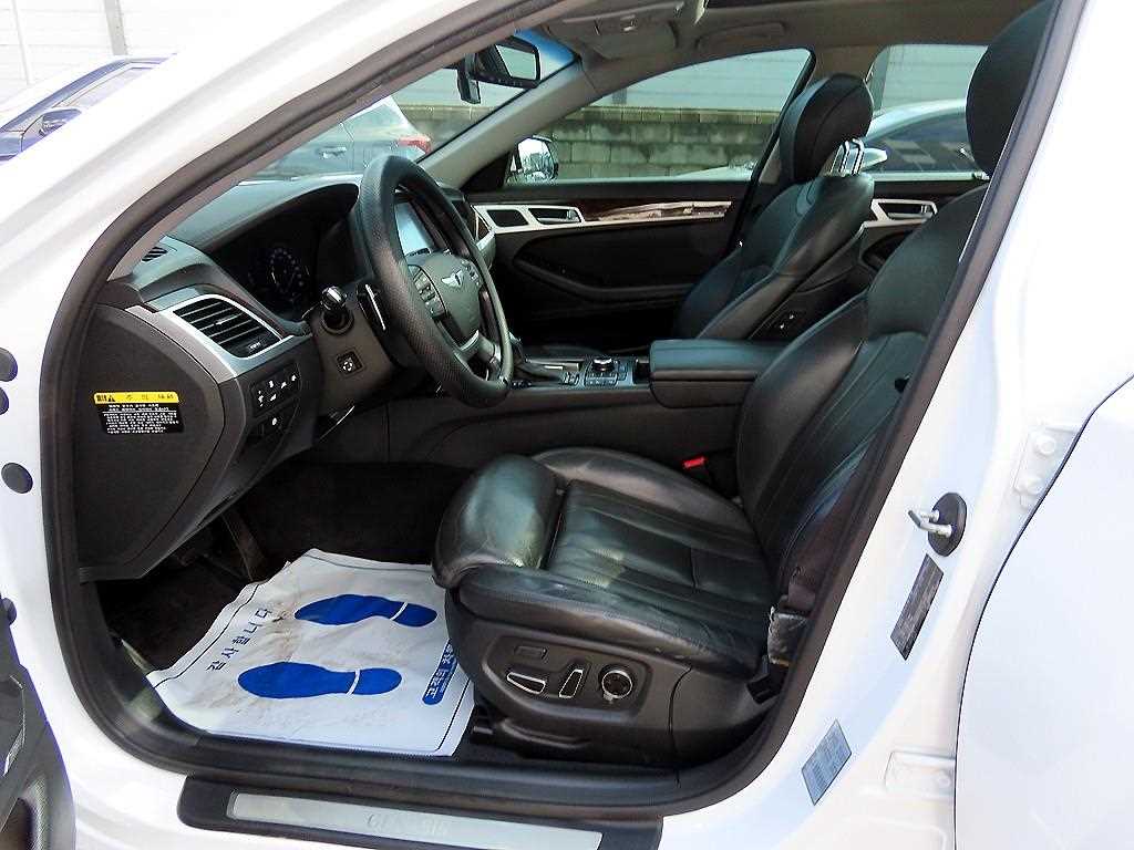 HYUNDAI Genesis - Vista 5