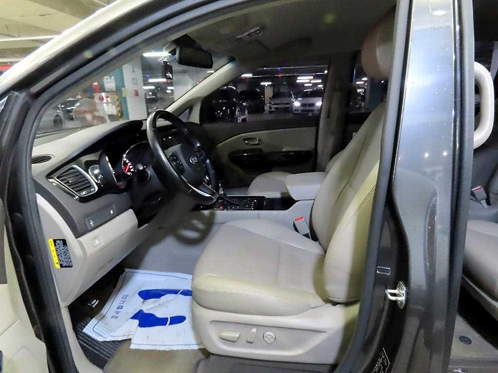 KIA Carnival - Vista 6