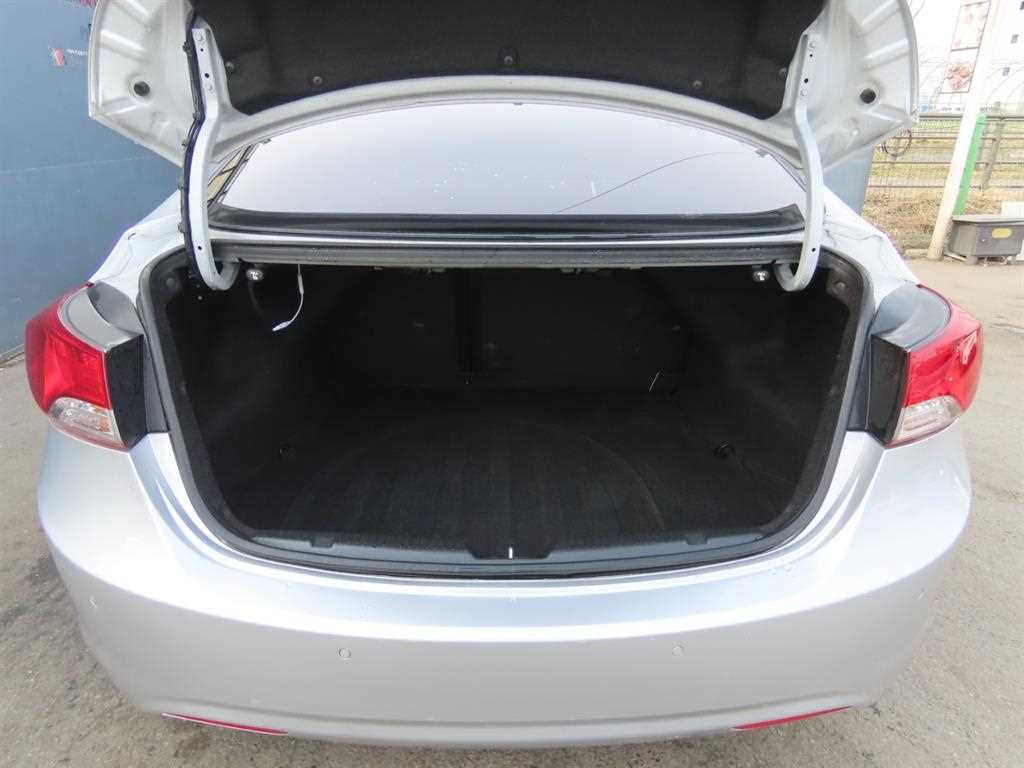 HYUNDAI Avante - Vista 5