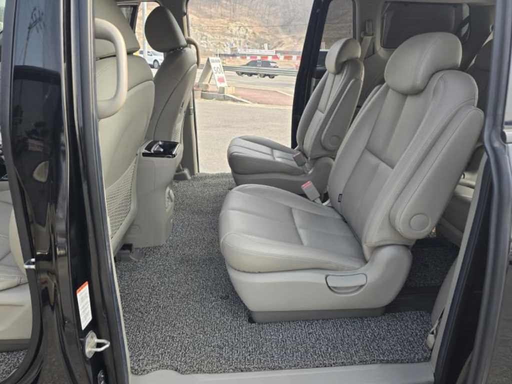 KIA Carnival - Vista 11