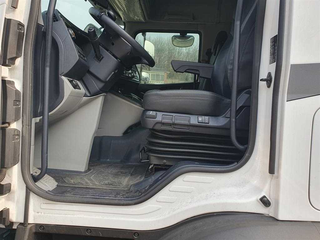 medium and large cargo truck - Vista 12