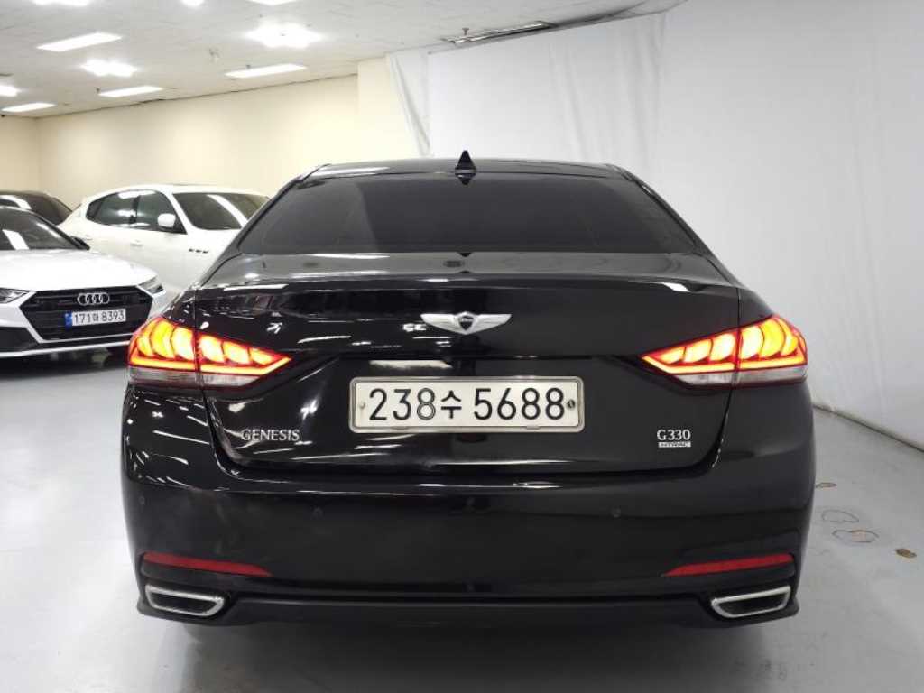 HYUNDAI Genesis - Vista 5