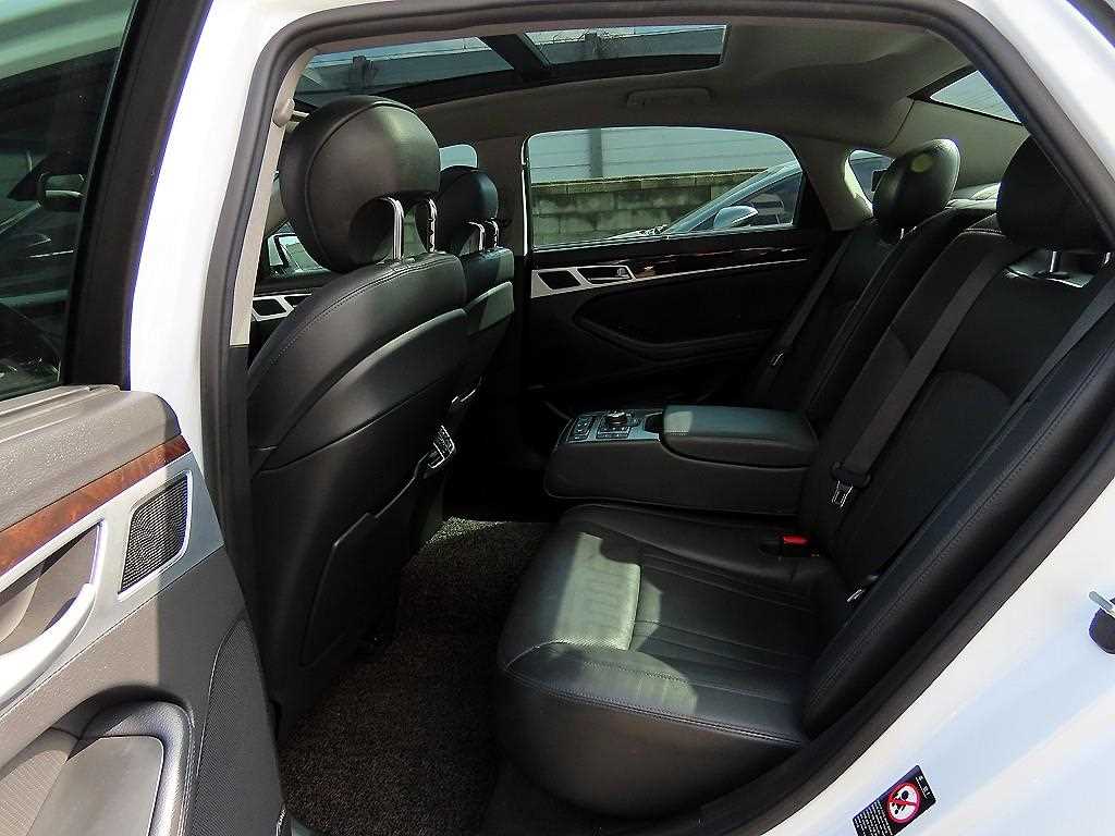 HYUNDAI Genesis - Vista 6