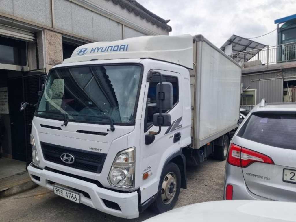 medium and large cargo truck - Vista 4