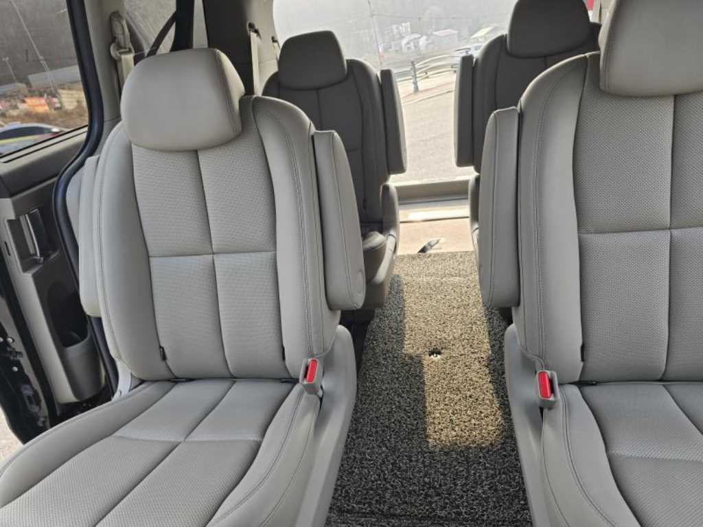 KIA Carnival - Vista 12