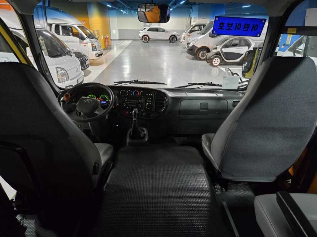 medium and large bus Hyundai bus - Vista 11
