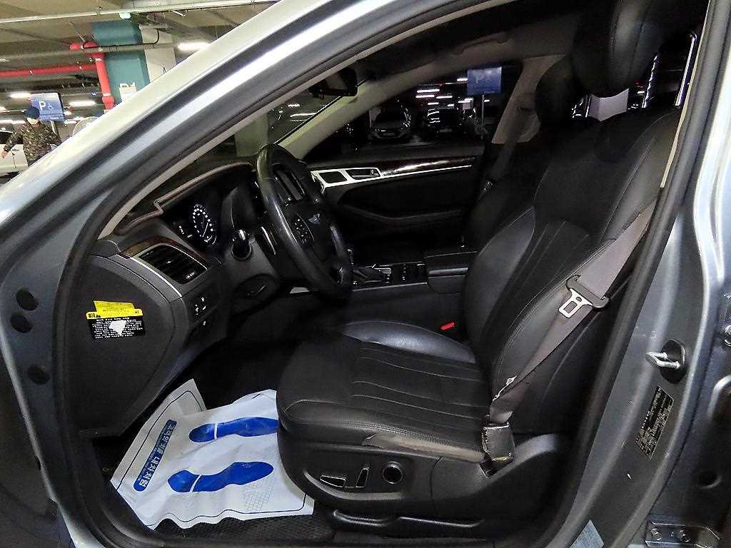 HYUNDAI Genesis - Vista 6